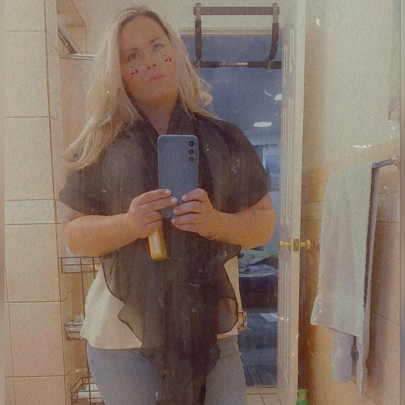 Meet your Posher, Kat, offering Major SALES🍒 - Picture 3 of 4